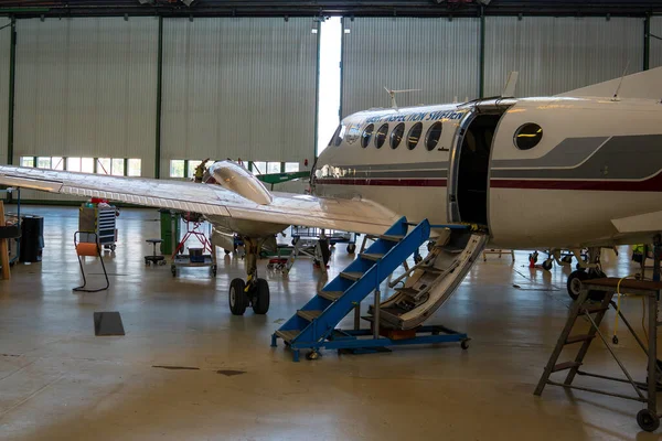 Самолет Ангаре Двигателем Проходящим Техническое Обслуживание — стоковое фото