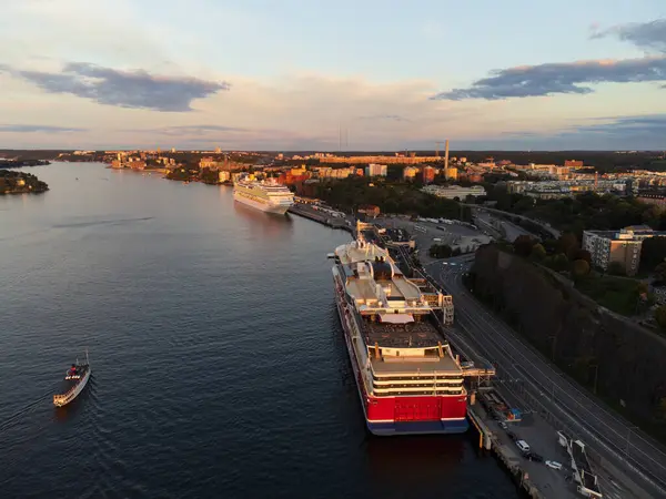 Cruiseskip Dokket Stockholm Ved Solnedgang Nær Sodermalm Området – stockfoto
