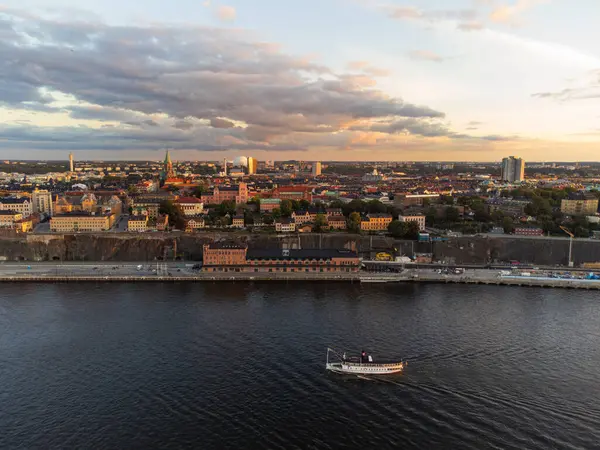 Yazın Stockholm 'de Sodermalm' in güzel günbatımı manzarası ve Globen manzarası..