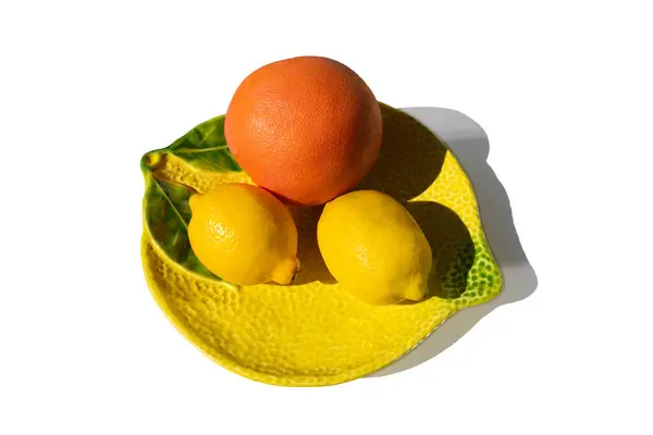 一个漂亮的柠檬形盘子 有一个橙子和两个柠檬 白色背景 有复制空间 — 图库照片