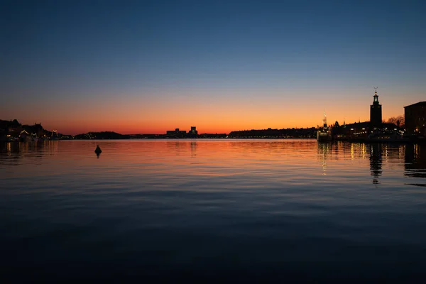 カンシャルメンとリダルホルムのスカイラインとスウェーデンのクルーズ市の上の日没 — ストック写真