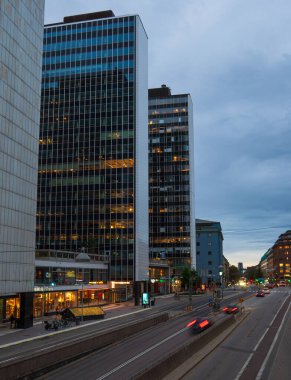 Stockholm şehir merkezinde, geceleri, araba ışıklarının izleriyle.