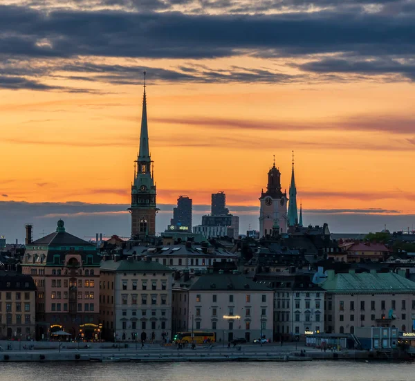 Vista Cidade Velha Estocolmo Igrejas Beira Mar Uma Noite Verão — Fotografia de Stock