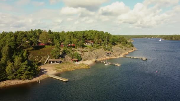 Badhuizen Kliffen Het Bos Zweedse Archipel Heldere Zonnige Late Zomerdag — Stockvideo
