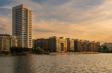 Stockholm, İsveç, Kungsholmen 'deki Hornsberg Caddesi manzarası, gün batımında..
