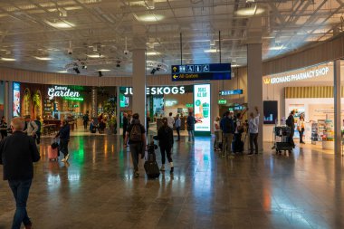 Stockholm Arlanda, 27 Eylül 2023: Terminal 5 binasının güvenlik kontrolünden sonraki yeni pazar yeri, gezginler için daha fazla dükkan, restoran ve faaliyetlerle açılış gününe sahip..