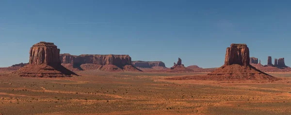 Utah, ABD 'deki Anıt Vadisi Panoraması. Derin mavi gökyüzü, çarpıcı renkler..