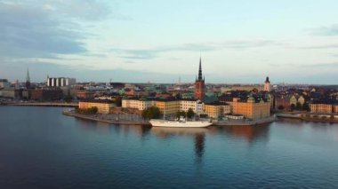 Akşam üzeri Stockholm ve eski kasabanın hava manzarası. İsveç 'in başkenti.