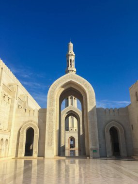 Umman, Mascat 'taki Sultan Qaboos camii aydınlık bir günde.