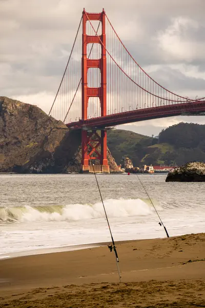 San Francisco, ABD 'deki Golden Gate köprüsünün önündeki sahilde bir yağmur fırtınası sonrası balıkçı oltası.