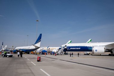 Dubai, Birleşik Arap Emirlikleri, 16 Kasım 2023. Dubai Hava Gösterisi. Sergilenen yeni Boeing 777 ve arka planda birkaç Emirates Aircraft uçağı.