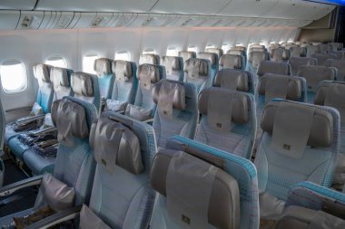 Dubai, Birleşik Arap Emirlikleri, 16 Kasım 2023. Dubai Hava Gösterisi. Emirates Havayolları 'nın yeni Ekonomi sınıfı koltukları Boeing 777 uçaklarıyla sergileniyor..