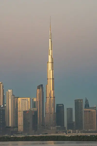 Burç Halife ve Dubai, BAE 'deki gökdelenler, güneş doğmadan hemen önce, mavi saatte.