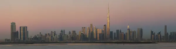 Dubai Finansal Bölgesi ufuk çizgisi, Burj Halife ile ilk sabah güneşi, BAE, Ortadoğu.