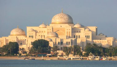 Gündoğumunda Abu Dabi 'deki Qasr Al Watan Sarayı, BAE