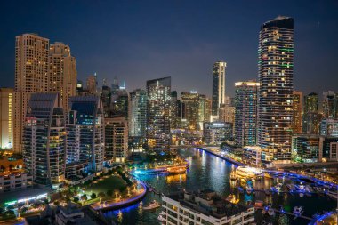 Dubai Marina gökdelenlerinin ve gökyüzünün havadan görünüşü, öğleden sonra güneşinin puslu olması.