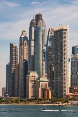 Dubai Marina gökdelenlerinin ve gökyüzünün havadan görünüşü, öğleden sonra güneşinin puslu olması.