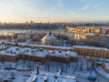 Eski kasabadan kuşkucu ve Eric Ericsonhallen 'a kadar kışın Stockholm' ün hava manzarası.