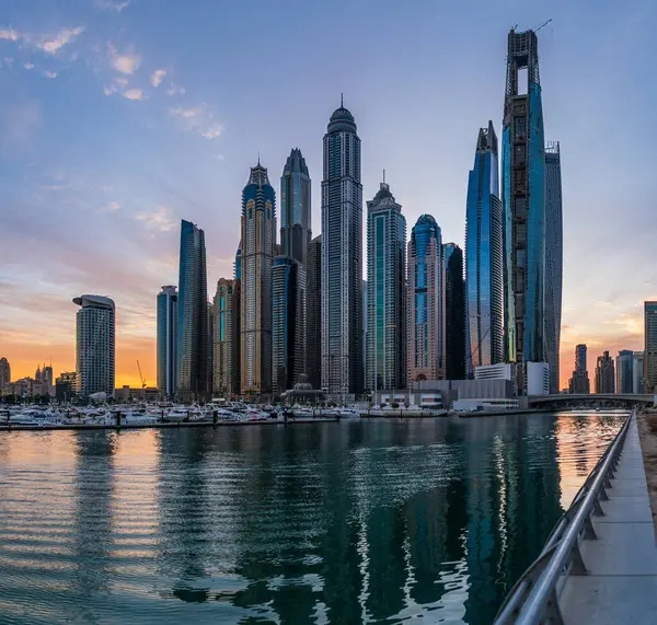 Tipik bir Dubai manzarası, 300 metreden fazla gökdelenle dünyanın en yüksek yapı taşını resmediyordu.