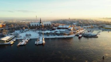 Stockholm, İsveç, İskandinav Müzesi 'nin ve Vasa Müzesi' nin kışın karlı, dondurucu ve güneşli sisli havası.