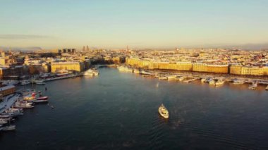 Stockholm Central City 'nin kışın havadan görünüşü, sabahın erken saatlerinde. Denizde gidip gelen bir tekne..