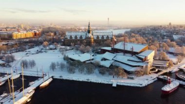 Stockholm, İsveç, İskandinav Müzesi 'nin ve Vasa Müzesi' nin kışın karlı, dondurucu ve güneşli sisli havası.