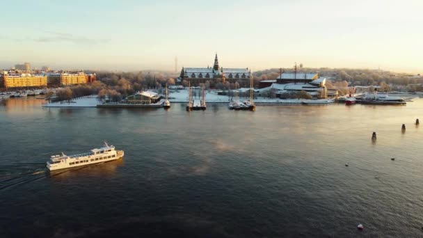 瑞典斯德哥尔摩 冬季的北欧博物馆和瓦萨博物馆的空中景观 霜和轻雾 还有阳光 — 图库视频影像