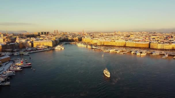 Luchtfoto Van Stockholm Centrum Stad Winter Vroeg Ochtend Woonboot Zee — Stockvideo