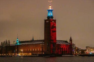 Stockholm belediye binası Kungsholmen 'de, Nobel yemek seremonisi onuruna renkli giyinmiş.