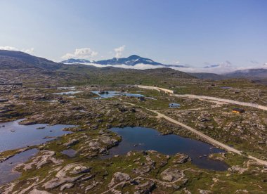 Bjornfjell tatil bölgesi Riksgrnsen yakınlarındaki kırmızı ev, Norveç İsveç sınırı. Yaz havası manzarası, kutup tundrası, yüksek dağlar.