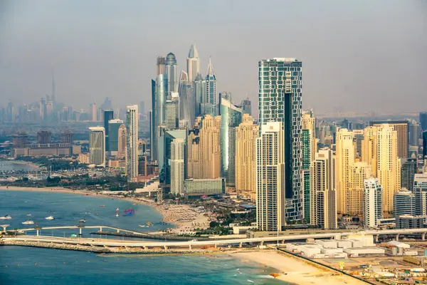 Dubai Marina 'nın hava manzarası ve alacakaranlıktaki rıhtım, ünlü oteller ve binalar