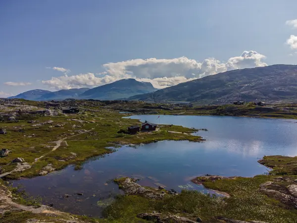 Bjornfjell tatil bölgesi Riksgrnsen yakınlarındaki kırmızı ev, Norveç İsveç sınırı. Yaz havası manzarası, kutup tundrası, yüksek dağlar.