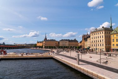 Stockholm, İsveç - 29 Haziran 2024: Yeni açılan Vattentorget (Su Meydanı), eski kasabaya doğru kuzey tarafı, merdiven ve manzaranın ve güneşin tadını çıkaracak alanlar. Tarihi binalar.