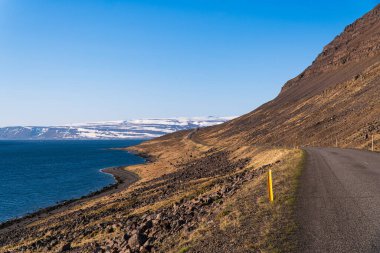 İzlanda, İzlanda 61. karayolu, yaz akşamı yol gezisi, fiyortlar, boş yollar, İzlanda manzaralı güzergah, kar, dağlar ve vahşi doğa. Batı Fiyortları