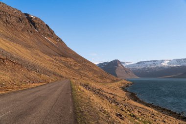 İzlanda, İzlanda 61. karayolu, yaz akşamı yol gezisi, fiyortlar, boş yollar, İzlanda manzaralı güzergah, kar, dağlar ve vahşi doğa. Batı Fiyortları
