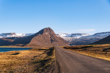 İzlanda, İzlanda 61. karayolu, yaz akşamı yol gezisi, fiyortlar, boş yollar, İzlanda manzaralı güzergah, kar, dağlar ve vahşi doğa. Batı Fiyortları
