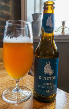 İzlanda - 28 Mayıs 2024: Einstok, İzlanda birası, Kuzey Kutbu birası. Şişesinde Viking tasviri olan İzlanda 'nın yerel biraları..
