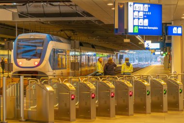 Den Haag, Hollanda - 25 Mart 2024: Den Haag ana tren terminali, sabah erken saatlerde, yoğun saatlerde. Platformda trenler.