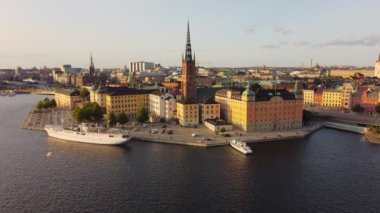 Riddarholmen, Stockholm, İsveç 'in hava manzarası. Çekim yükseliyor.