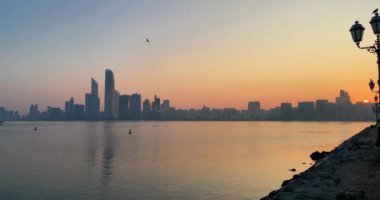 Abu Dabi Corniche gökyüzü gün doğumunda açık turuncu gökyüzü, BAE.