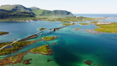 Fredvang Köprüsü, Lofoten, Norveç sakin bir yaz gününde, parlak güneş ışığı, turkuaz sular. 4k hava görüntüsü