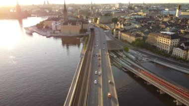 Araçlar ve trafik merkezi köprü yolunda, Slussen ve Gamla Stan, hava manzaralı, öğleden sonra güneşi, eski kasaba ve Riddarholmen. İsveç, Stockholm 'de yaz mevsimi. Metro ve demiryolu.