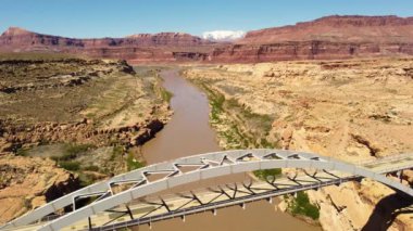 Colorado Nehri ve Utah Eyaleti 'nin 95 no' lu hava manzarası manzaralı kaya oluşumlu Hite Geçidi köprüsü yüksek dağlar, Powell Gölü rezervuarı, Utah, ABD.