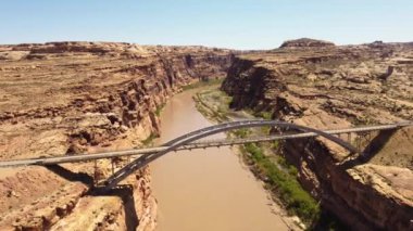 Colorado Nehri 'nin ve Utah Eyaleti' nin 95. Otoyolu 'nun havadan görünüşü, manzaralı kaya oluşumlu Hite Geçidi köprüsü, Powell Gölü, Utah, ABD.