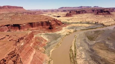 Kırmızı kayalar ve çöl manzaralı Hite Overlook 'un havadan görünüşü, Colorado nehri ve Powell Gölü, Utah, ABD.