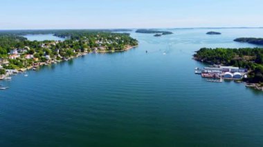 Stockholm takımadaları hava manzarası, Baltık Denizi, Dalar Adası. Yaz, tipik evler, rıhtım ve manzara. Tekneler ve yelkenliler geçiyor..