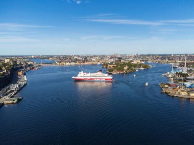 Stockholm, İsveç - 15 Eylül 2024: Stockholm 'e doğru eski bir Viking Hattı yolcu gemisi, açık bir yaz günü, şehir manzarası ve gökyüzü manzaralı.