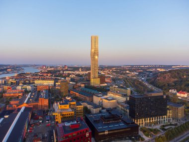Göteborg, İsveç - 5 Eylül 2024: Karlatornet gökdeleni ve gündoğumunda Gta IV 'ün kuzey tarafında Lindhagen' in yeni gelişimini çevreleyen hava manzarası. Yumuşak mavi ve turuncu gökyüzü rengi