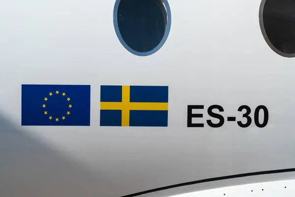 Gothenburg, İsveç - 5 Eylül 2024: Heart Aerospace, bir batarya elektrikli hibrit uçak üreten bir şirket. ES-30 uçaklarının pervaneleri ve merdivenleri görünür durumda.