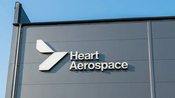Göteborg, İsveç - 5 Eylül 2024: Sve, İsveç 'teki hangar binalarında Heart Aerospace logosu. Heart Aerospace, bir batarya elektrikli melez uçak üretimi şirketi kurdu.